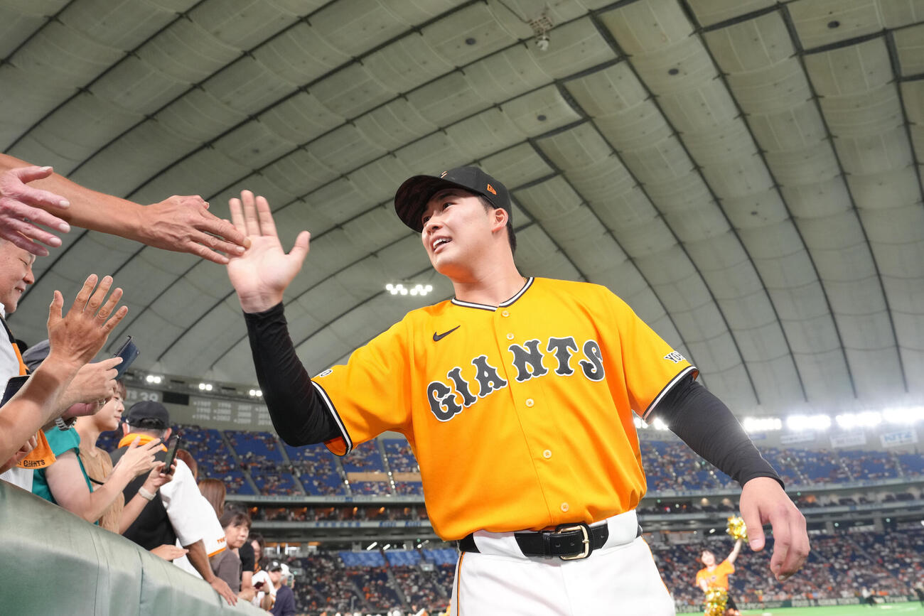 巨人対広島　プロ初勝利を挙げた巨人代木大和はファンの声援にタッチで応える（撮影・足立雅史）