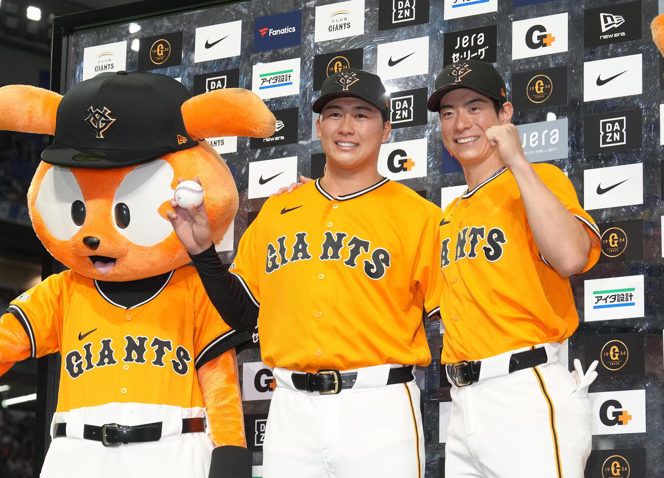巨人対広島　お立ち台で笑顔を見せる巨人松本剛（右）とプロ初勝利の代木大和（撮影・足立雅史）
