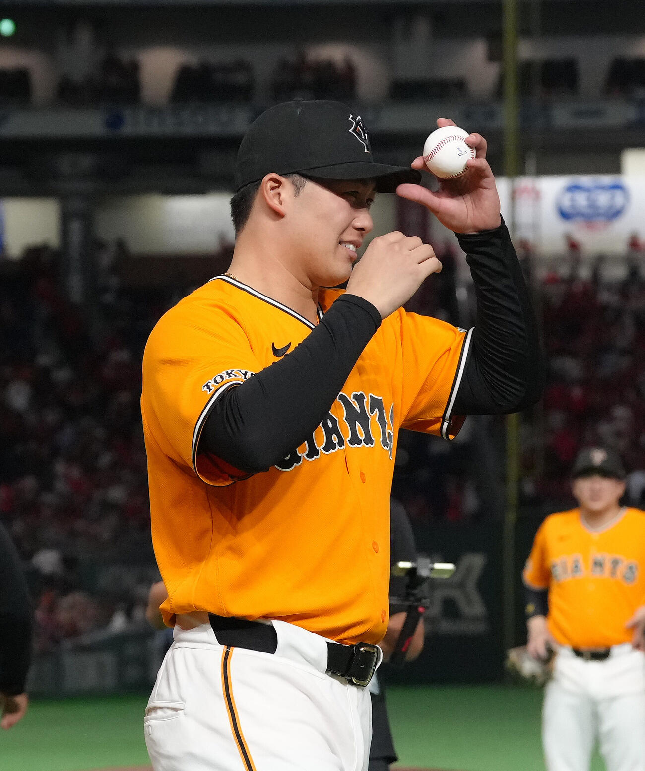 巨人対広島　プロ初勝利の代木大和は記念球を受け取り笑顔を見せる（撮影・足立雅史）