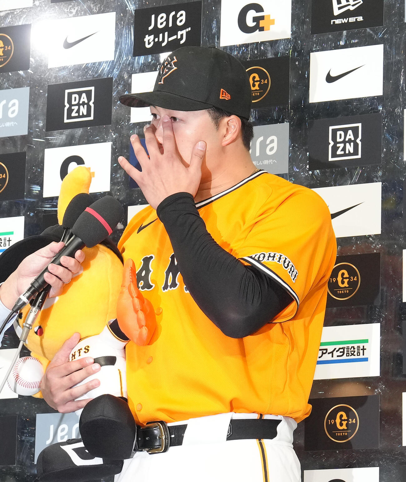 巨人対広島　プロ初勝利の代木大和はお立ち台で涙ぐむ（撮影・足立雅史）