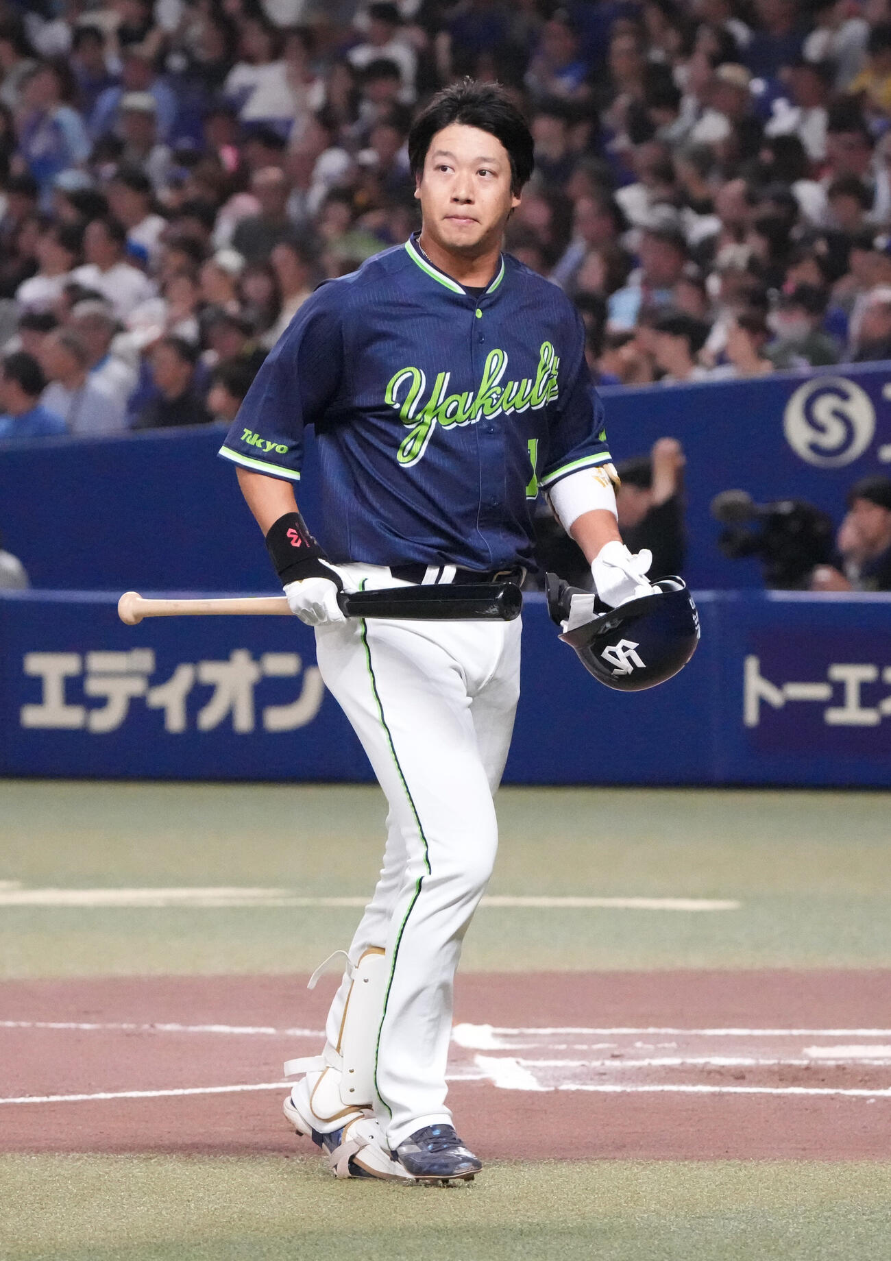 中日対ヤクルト　6回表ヤクルト2死、三ゴロに倒れ交代となる山田哲人（撮影・森本幸一）