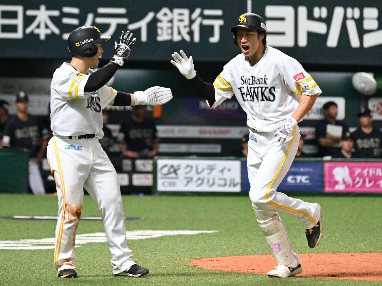 ソフトバンク対オリックス　5回裏ソフトバンク無死一、二塁、柳田悠岐（右）は3点本塁打を放ち近藤健介とタッチを交わす（撮影・林敢治）