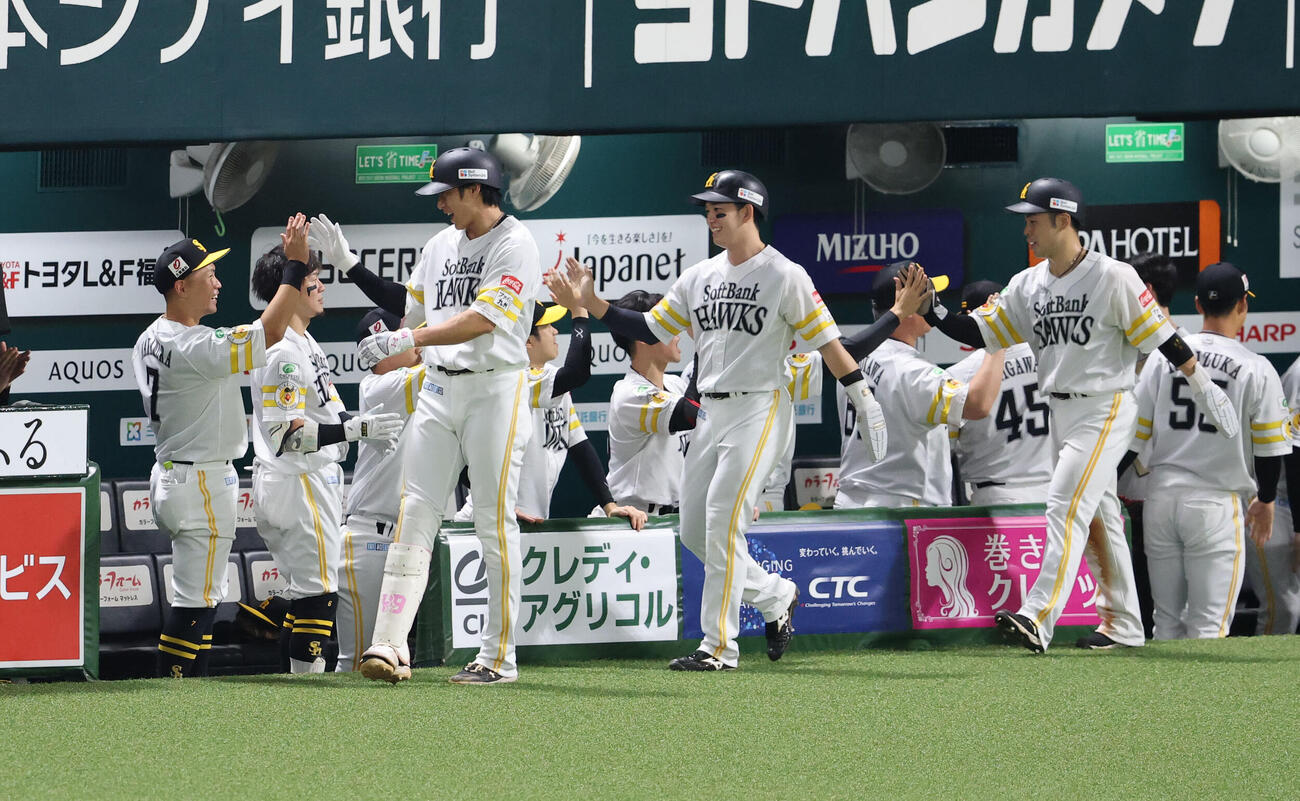 ソフトバンク対オリックス　5回裏ソフトバンク無死一、二塁、柳田悠岐は右越え3点本塁打を放ちベンチのナインとハイタッチ（撮影・梅根麻紀）