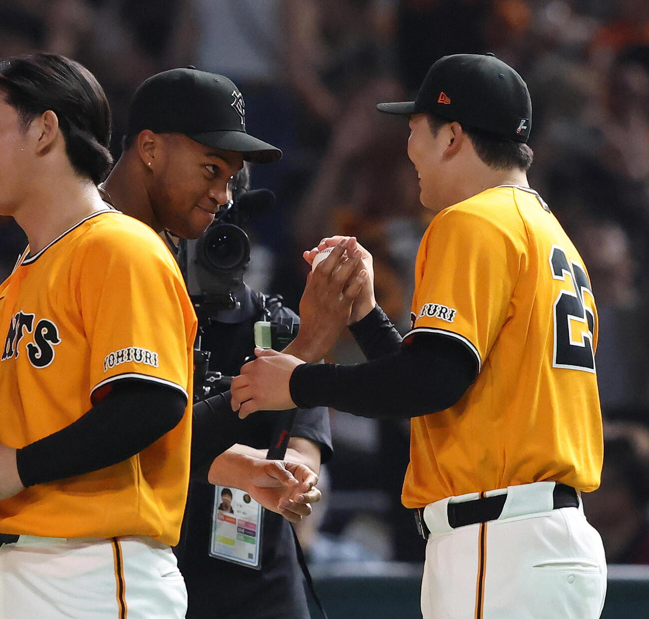 巨人対広島　プロ初勝利を飾り、ライデル・マルティネス（左）から勝利球を受け取る巨人代木大和（撮影・河田真司）
