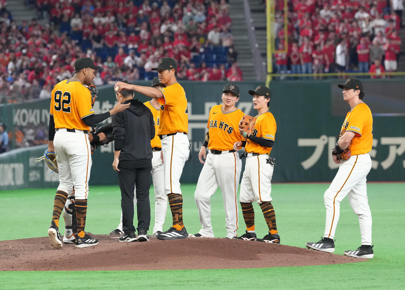 巨人対広島　9回途中、マウンドに上がる巨人ライデル・マルティネス（左端）（撮影・足立雅史）