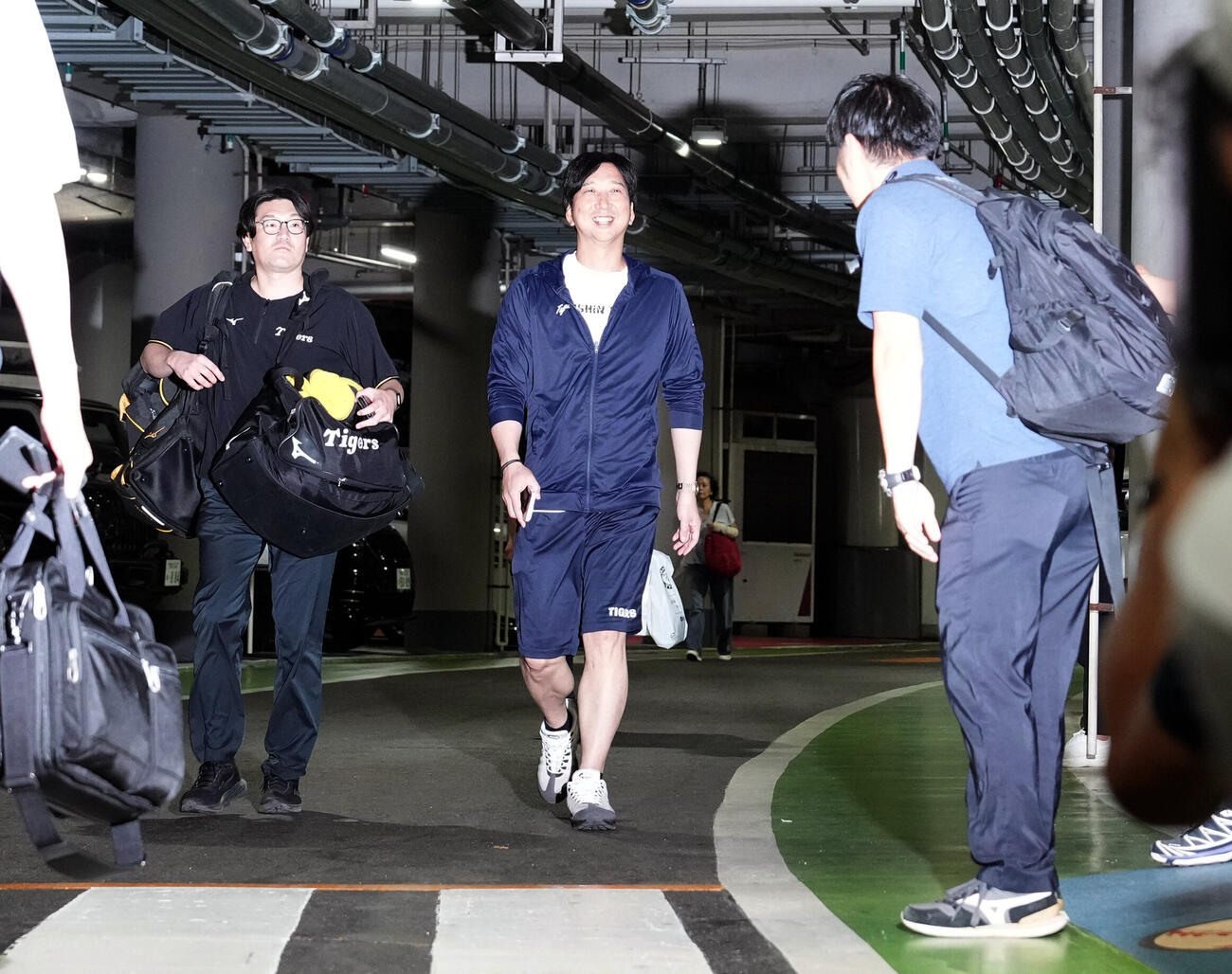 DeNA対阪神　雨天中止のためスタジアムを後にする阪神藤川球児監督（撮影・たえ見朱実）