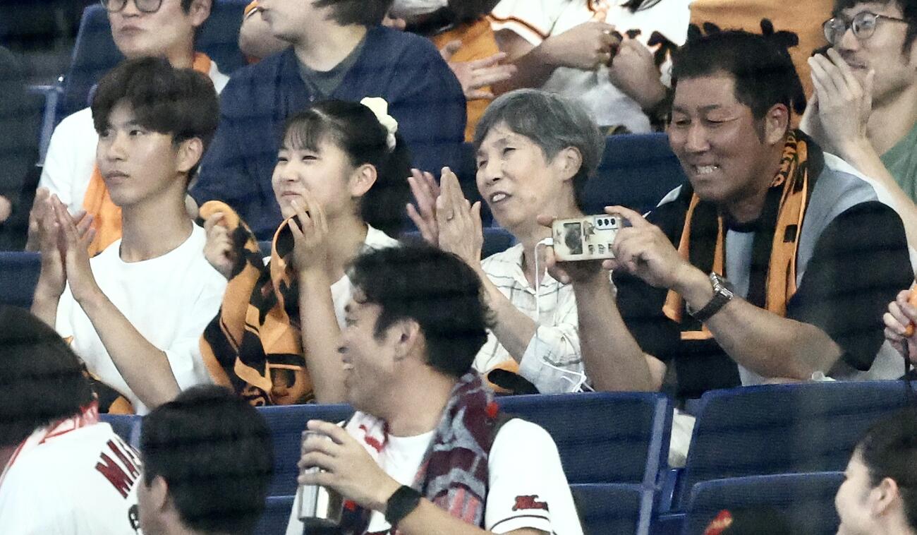 巨人対広島　プロ初勝利を飾る代木大和のヒーローインタビューを見守る父・謙太さん（右）と祖母・満子さん（撮影・河田真司）
