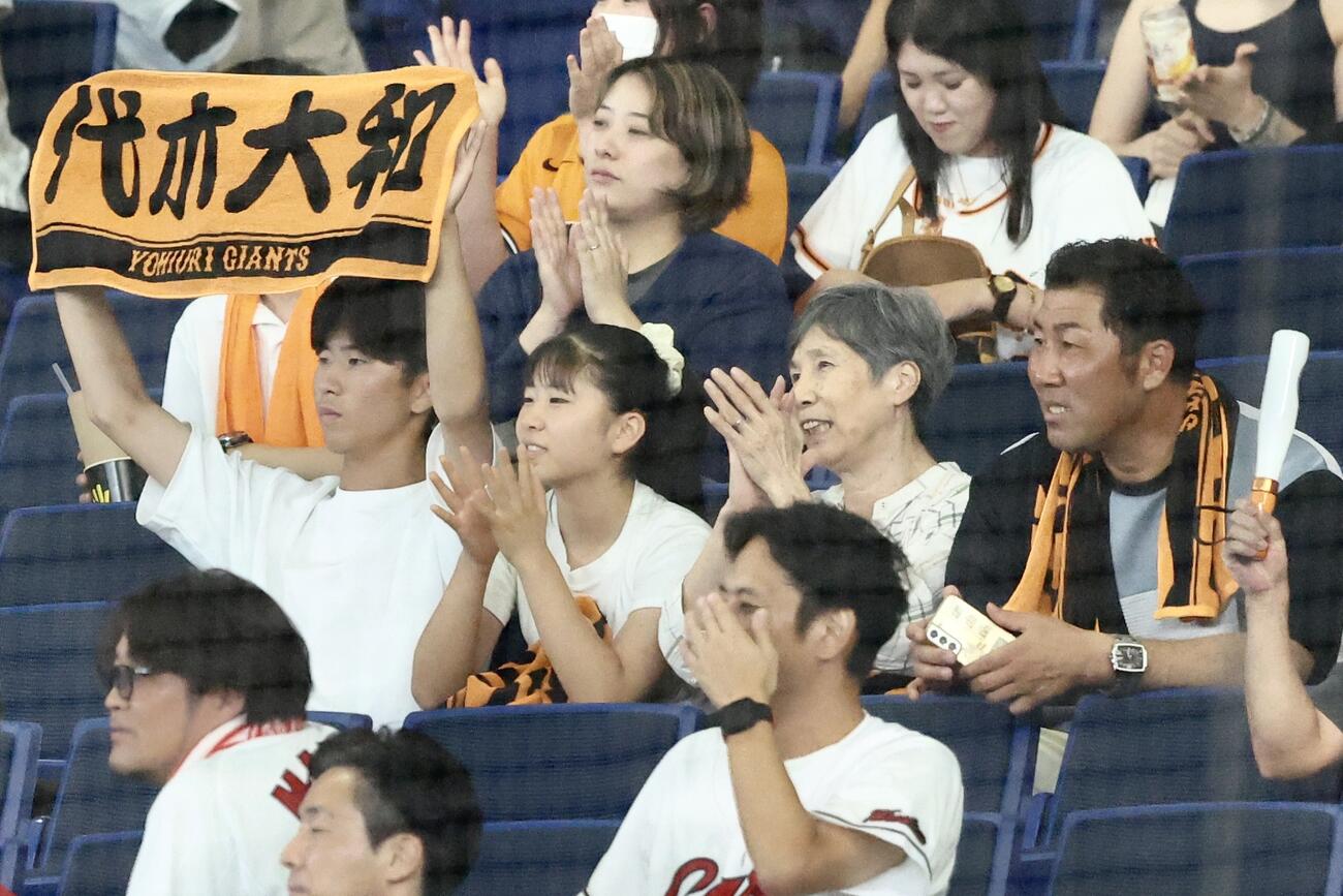 巨人対広島　プロ初勝利を飾る代木大和のヒーローインタビューを見守る父・謙太さん（右）と祖母・満子さん（撮影・河田真司）
