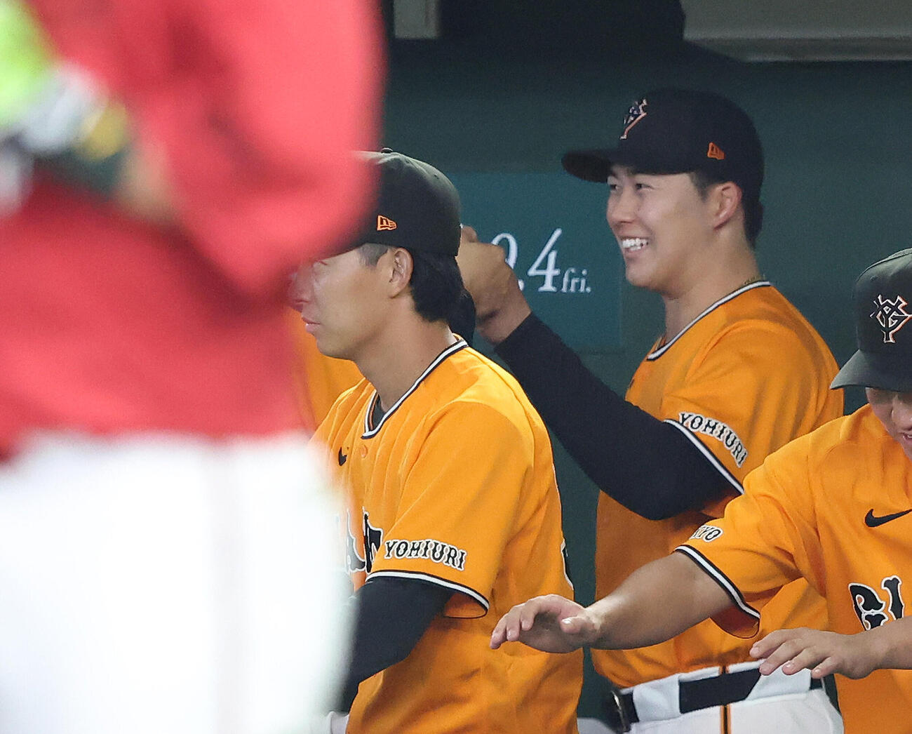 巨人対広島　プロ初勝利を飾り、ベンチで笑顔を見せる巨人代木大和（撮影・河田真司）