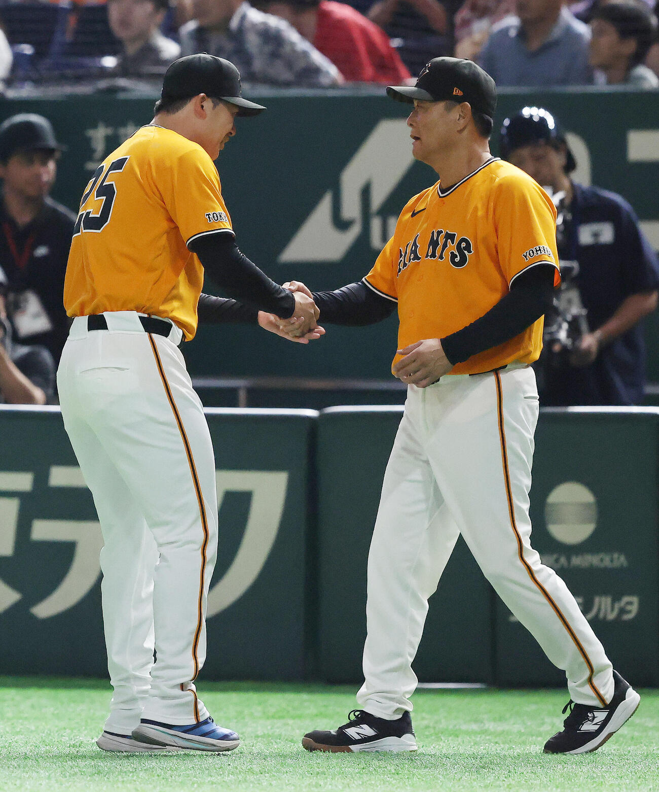 巨人対広島　プロ初勝利を飾り、橋上秀樹監督代行（右）と握手を交わす巨人代木大和（撮影・河田真司）
