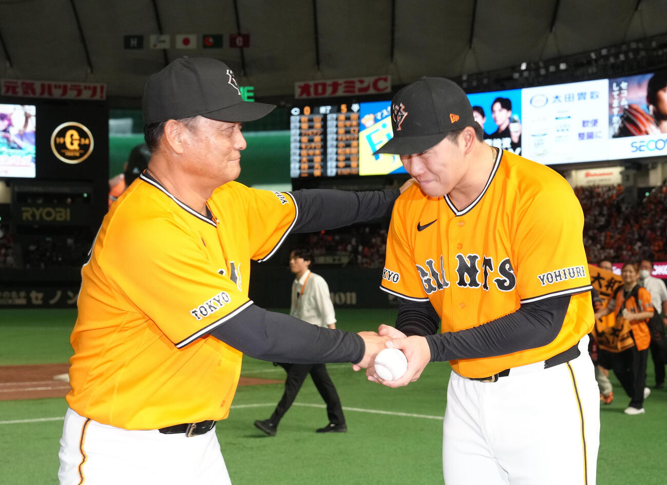 巨人対広島　プロ初勝利を挙げた巨人代木大和（右）は橋上秀樹監督代行と握手を交わす（撮影・足立雅史）