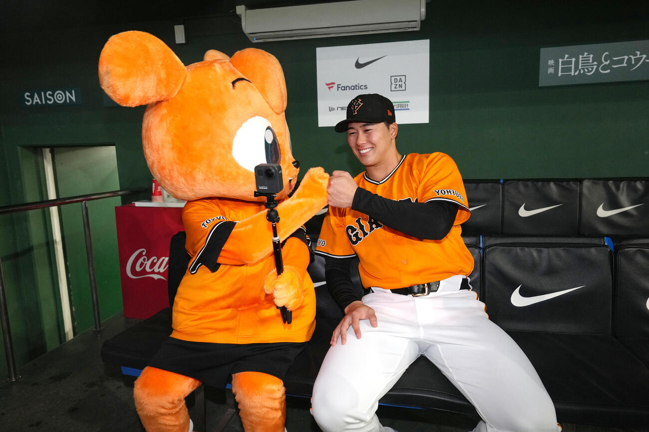 巨人対広島　プロ初勝利を挙げた巨人代木大和はジャビットファミリーと笑顔でグータッチを交わす（撮影・足立雅史）
