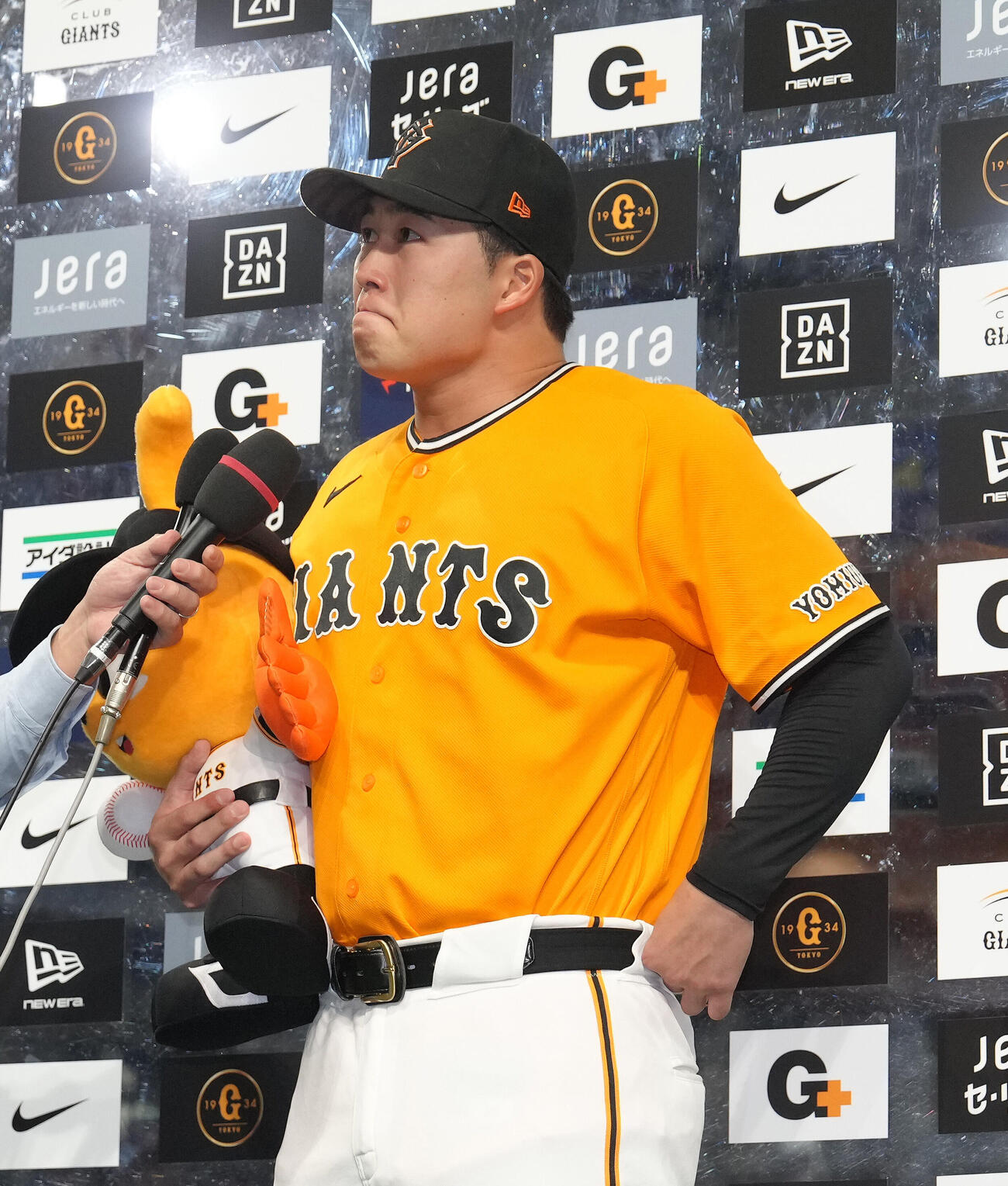 巨人対広島　プロ初勝利の代木大和はお立ち台で涙ぐむ（撮影・足立雅史）