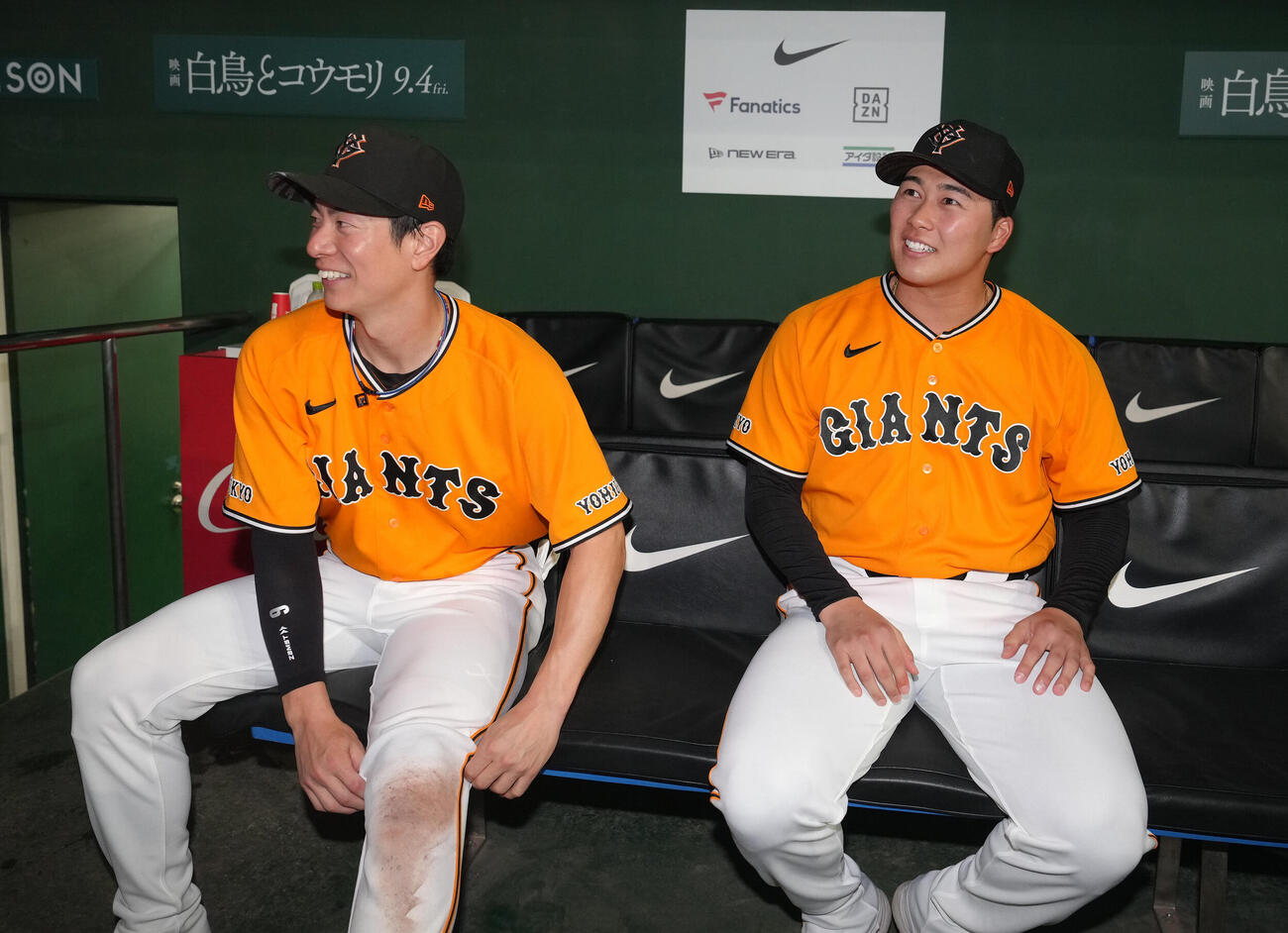 巨人対広島　試合後のベンチで笑顔を見せる巨人の松本剛（左）と代木大和（撮影・足立雅史）