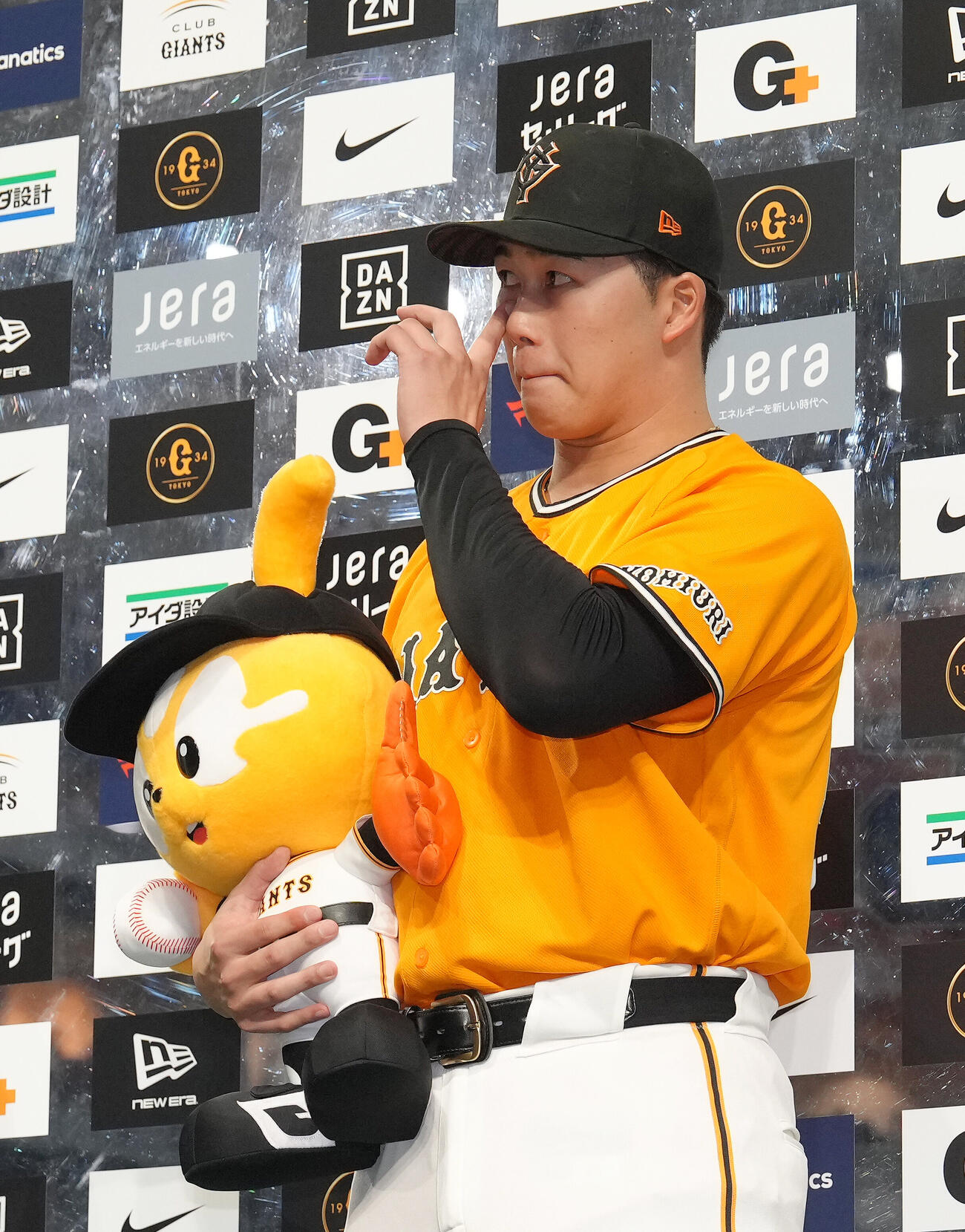 巨人対広島　プロ初勝利の代木大和はお立ち台で涙ぐむ（撮影・足立雅史）