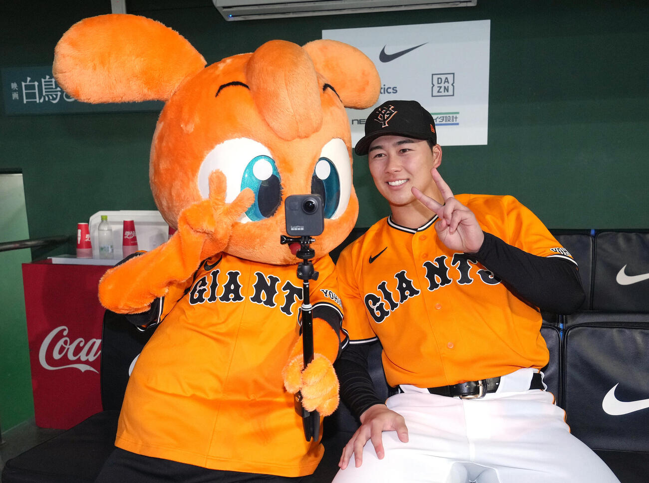 巨人対広島　プロ初勝利を挙げた巨人代木大和はジャビットファミリーと自撮りを楽しむ（撮影・足立雅史）