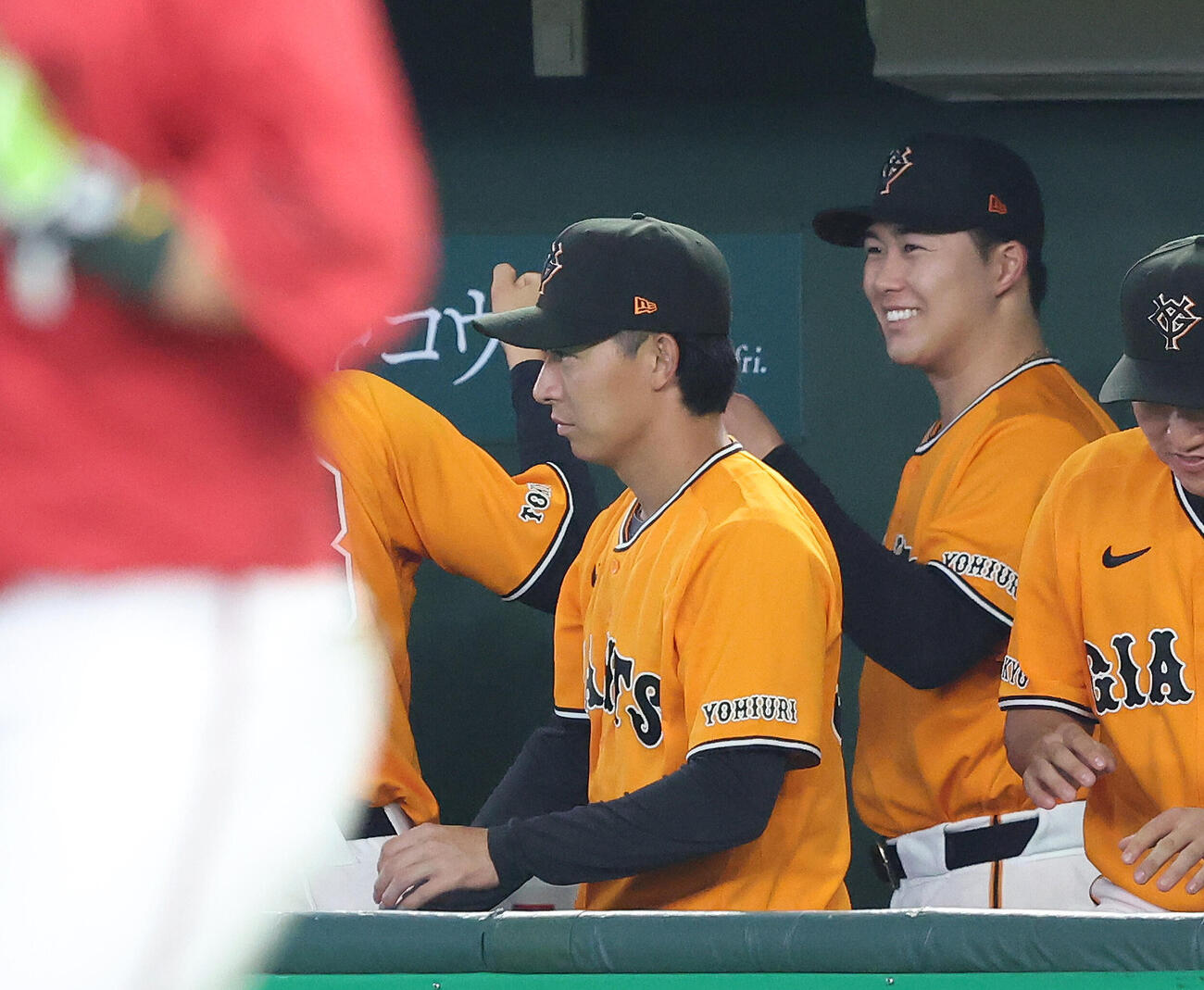 巨人対広島　プロ初勝利を飾り、ベンチで笑顔を見せる巨人代木大和（撮影・河田真司）