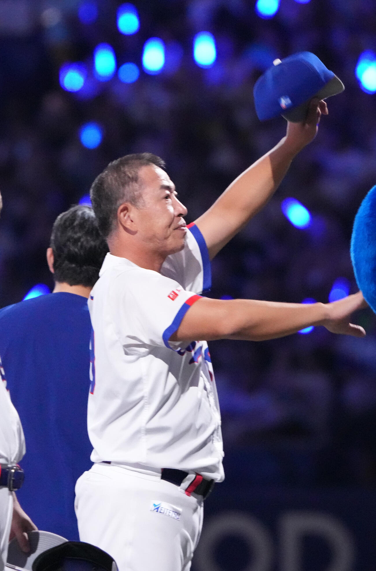 中日対ヤクルト　試合終了、スタンドの観客にあいさつをする井上一樹監督（撮影・森本幸一）