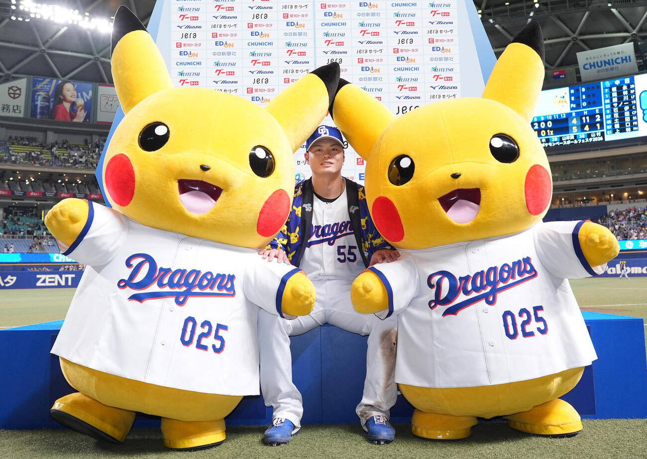 中日対ヤクルト　ヒーローインタビューを終えヒーローの細川成也（中央）はピカチュウとポーズを決める（撮影・森本幸一）