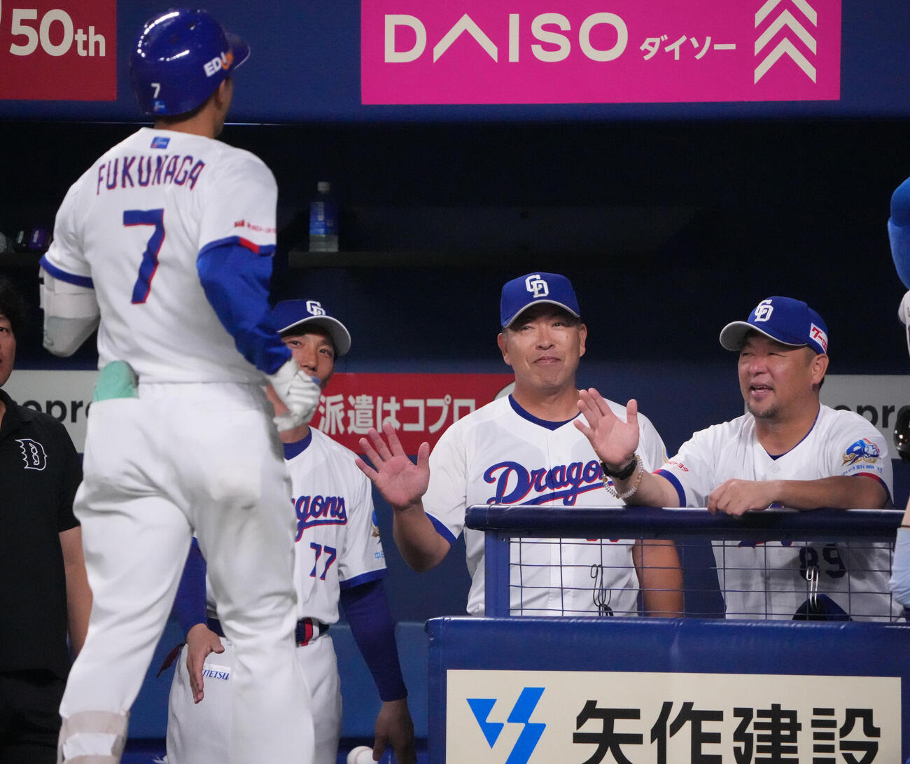 中日対ヤクルト　1回裏中日無死、井上一樹監督（中央）は本塁打を放った福永裕基を迎える（撮影・森本幸一）