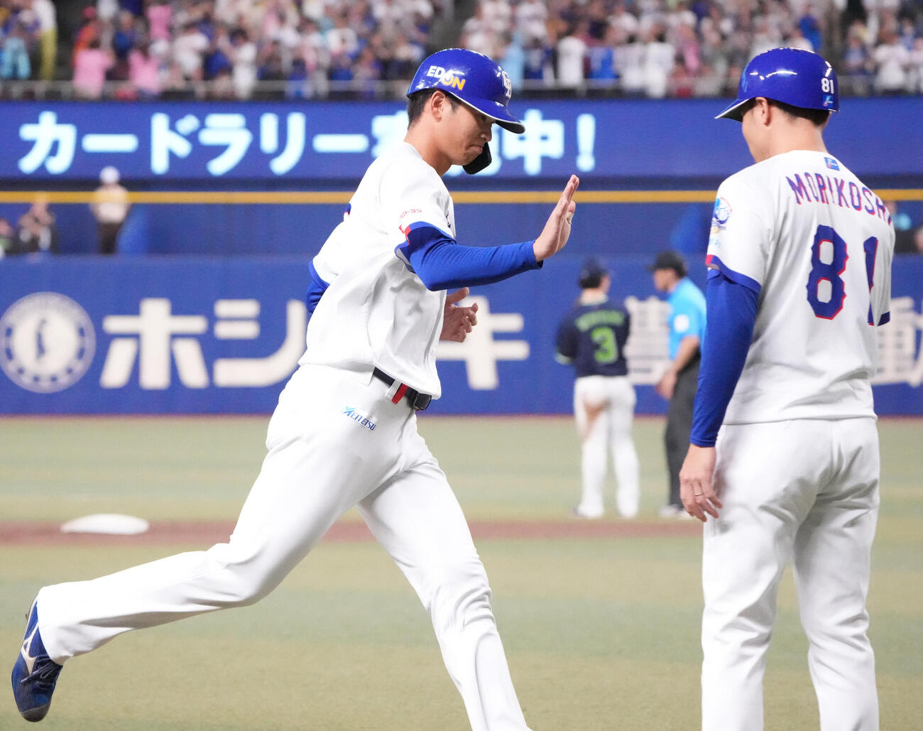 中日対ヤクルト　5回裏中日1死、花田旭（左）は本塁打を放ちダイヤモンドを回る（撮影・森本幸一）