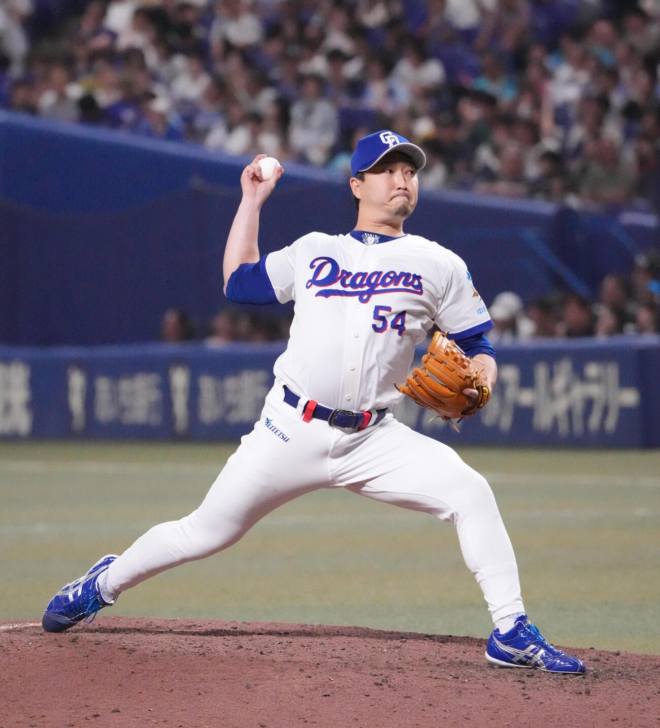 中日対ヤクルト　8回表ヤクルト2死二塁、中日3番手で登板する藤嶋健人（撮影・森本幸一）
