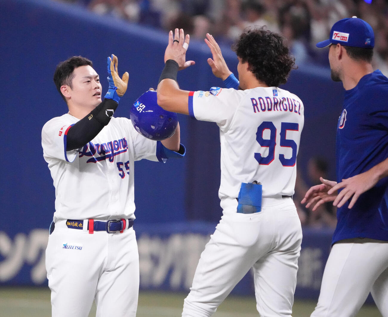 中日対ヤクルト　試合終了、細川成也（左）はサヨナラ勝利にナインと喜ぶ（撮影・森本幸一）