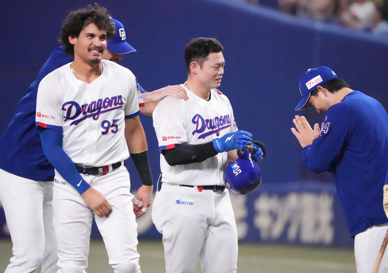 中日対ヤクルト　試合終了、細川成也（右から2人目）はサヨナラ勝利にナインと喜ぶ（撮影・森本幸一）