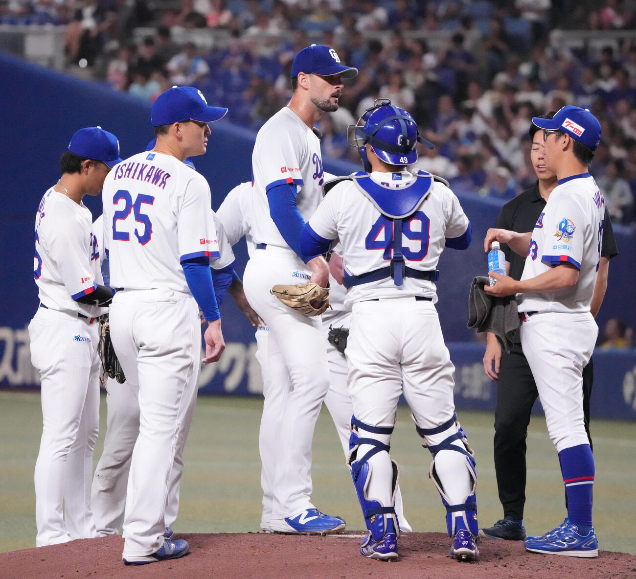 中日対ヤクルト　5回表ヤクルト1死一、二塁、マウンド上のカイル・マラー（中央）のもとに集まる中日ナイン（撮影・森本幸一）