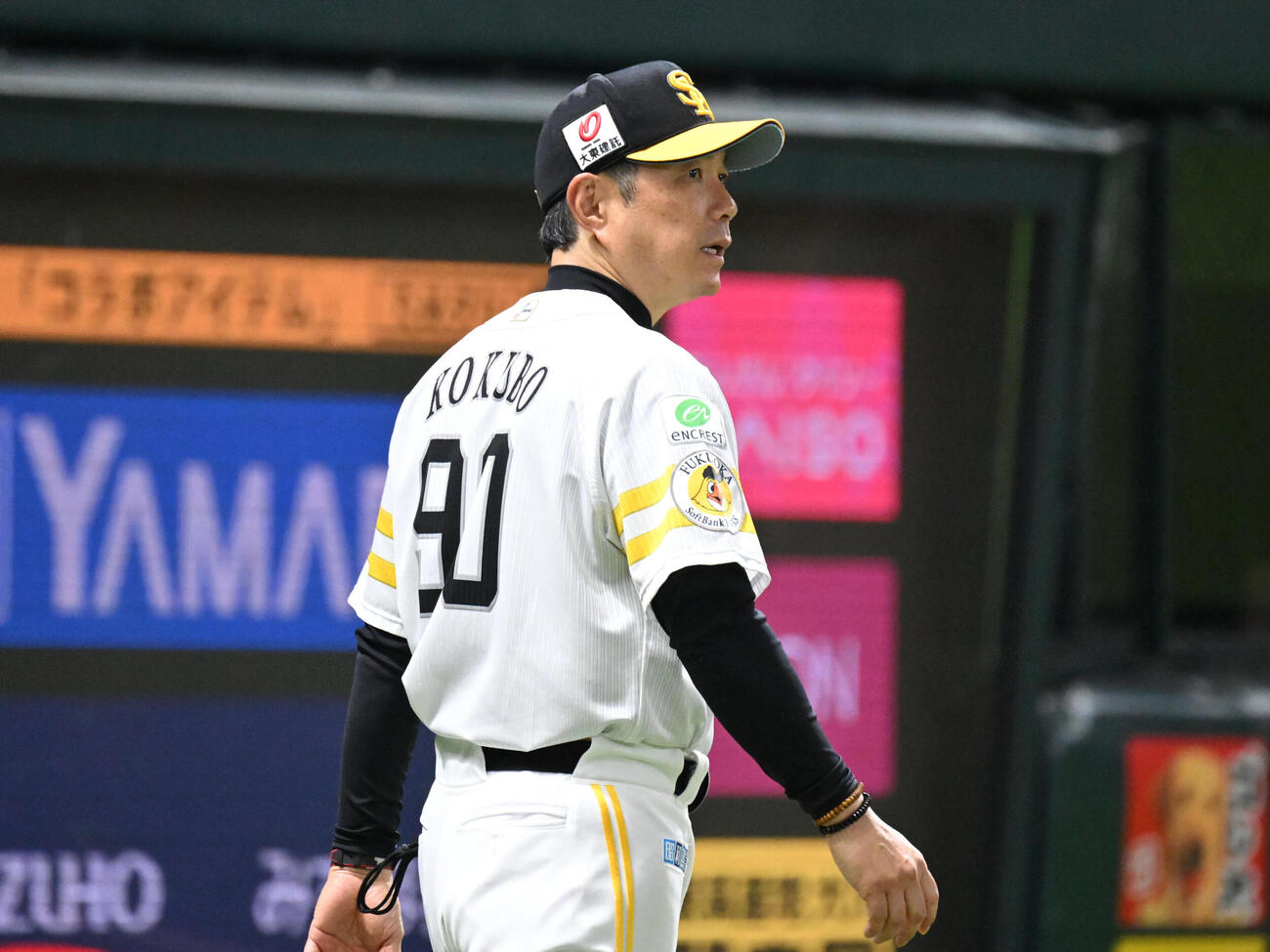 ソフトバンク対オリックス　7回裏終了後、選手交代を告げる小久保裕紀監督（撮影・林敢治）
