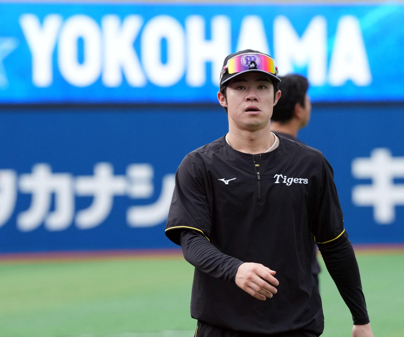 DeNA対阪神　アップを終えベンチに戻る阪神中野拓夢（撮影・たえ見朱実）