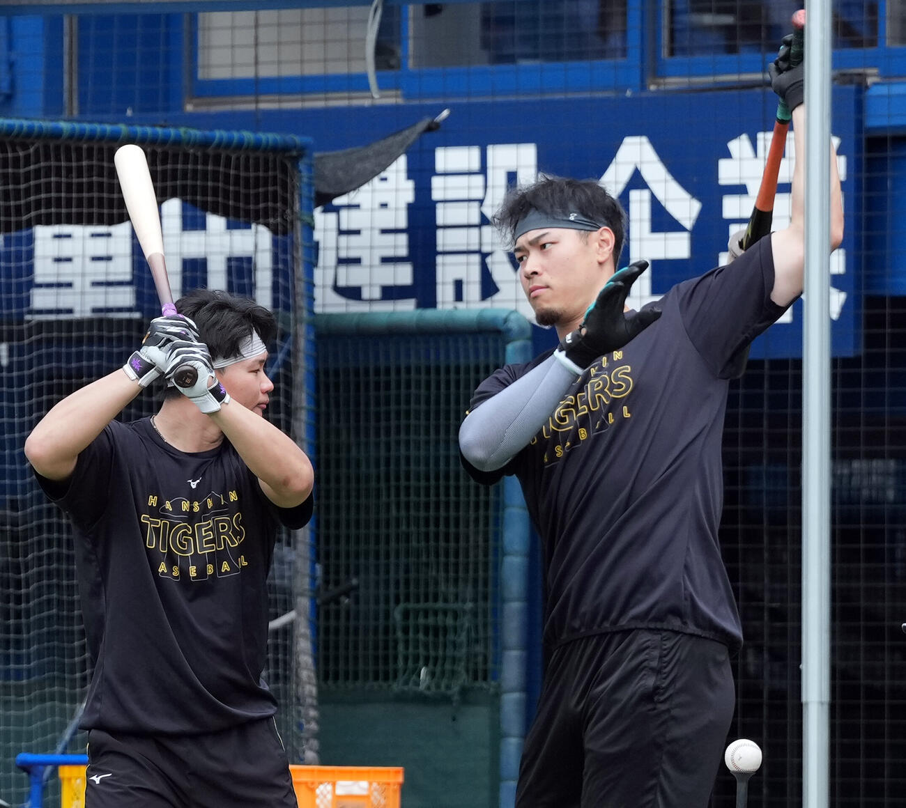 DeNA対阪神　素振りをする阪神佐藤輝明。左は森下翔太（撮影・たえ見朱実）