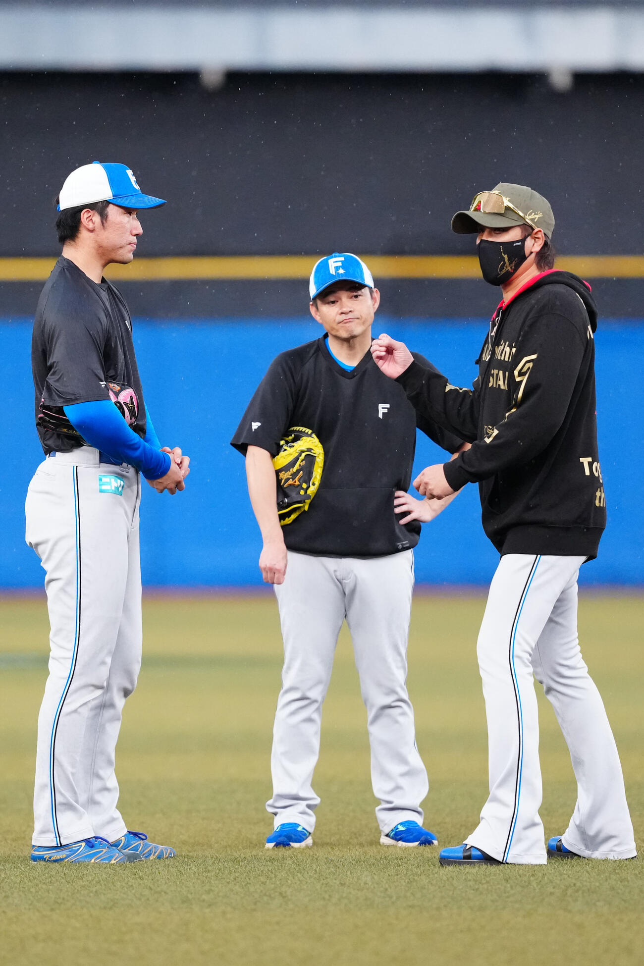 ロッテ対日本ハム　試合前練習中、日本ハム清宮虎多朗（左）に話す新庄剛志監督（撮影・江口和貴）