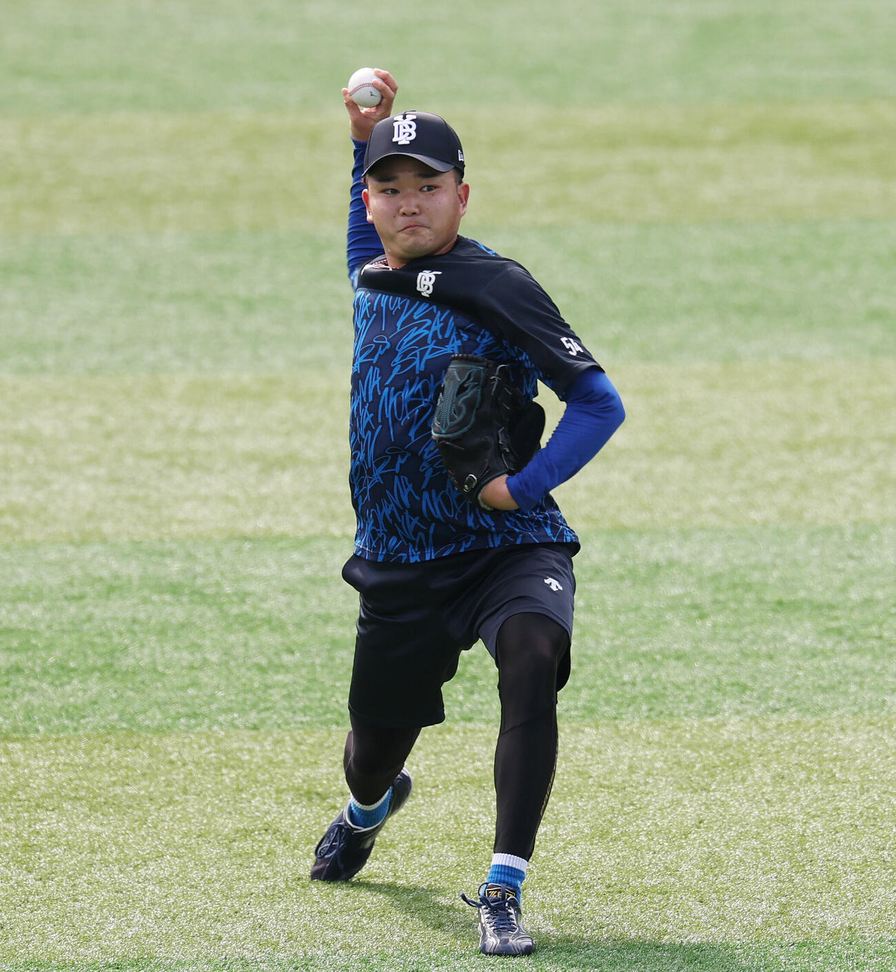 DeNA対阪神　試合前練習でキャッチボールするDeNA石田裕太郎（撮影・宮地輝）