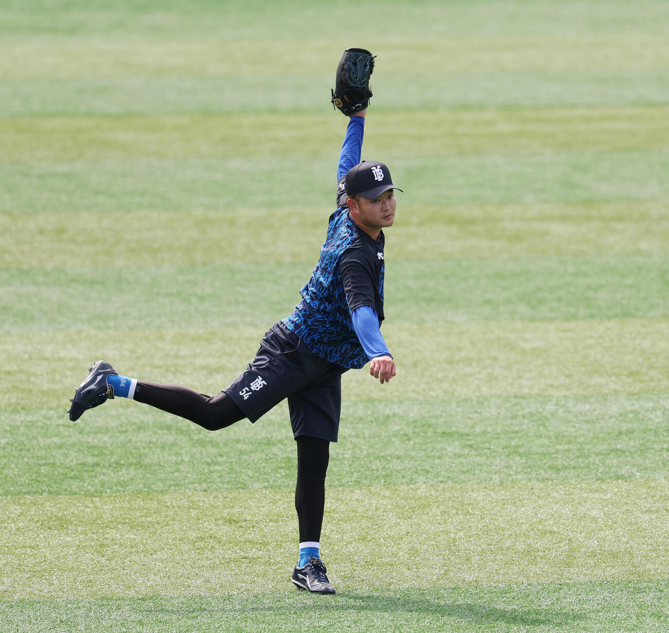 DeNA対阪神　試合前練習でキャッチボールするDeNA石田裕太郎（撮影・宮地輝）
