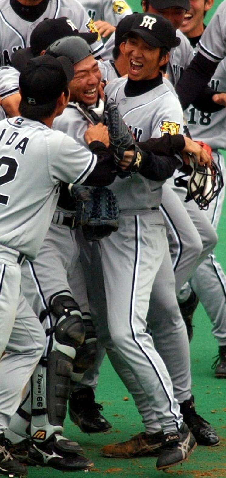 03年10月、ファーム日本一を決め喜びを爆発させる阪神中谷仁（中央）と藤川球児（右）