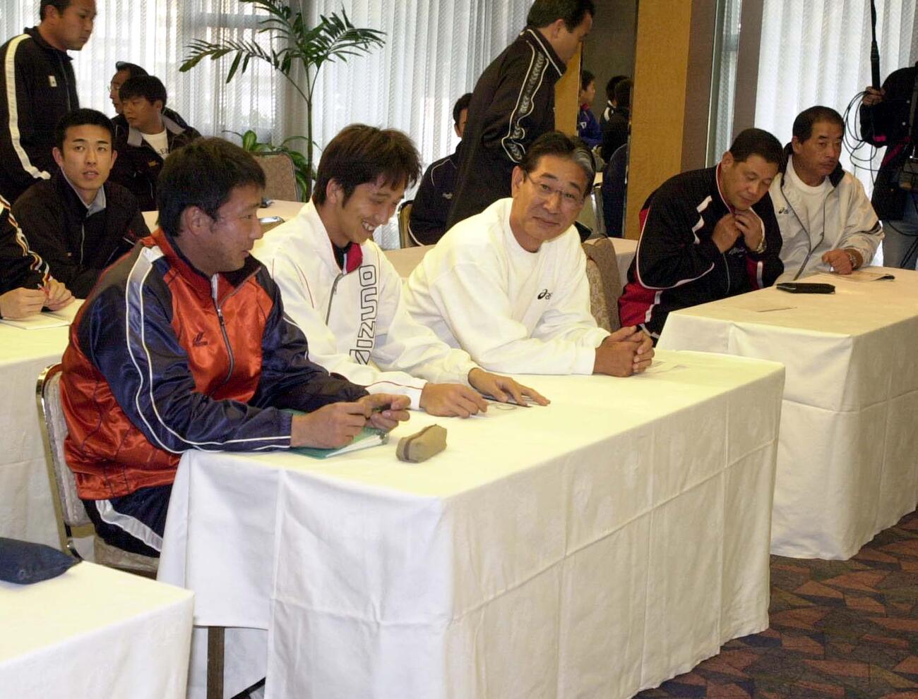 03年、阪神春季キャンプイン、全員ミーティングで、左から中谷仁、藤川球児の隣の最前列テーブルに陣取り腰をかける星野仙一監督（阪神）