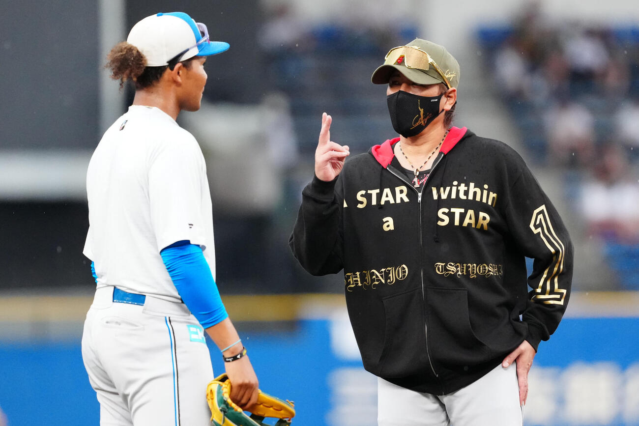 ロッテ対日本ハム　試合前練習中、日本ハム水谷瞬（左）に話す新庄剛志監督（撮影・江口和貴）