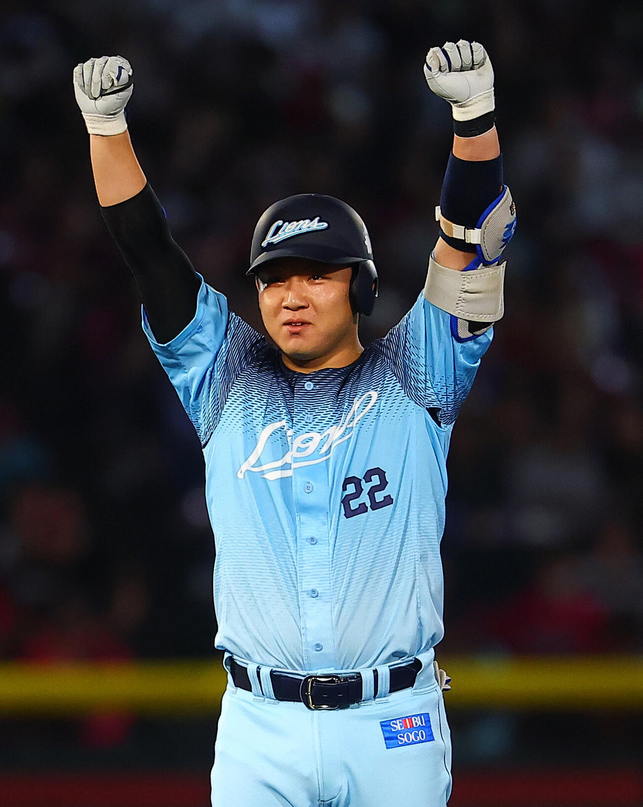 楽天対西武　8回表西武2死一、二塁、先制2点適時二塁打を放ち喜ぶ古賀悠斗（撮影・野上伸悟）