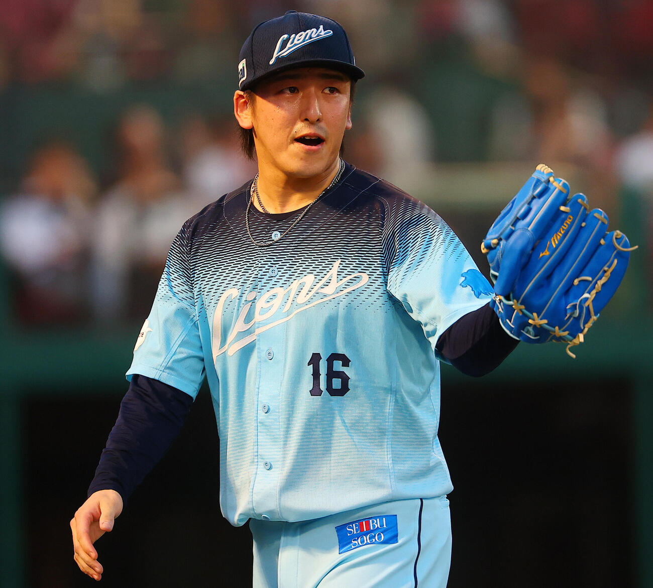 楽天対西武　1回裏を終えベンチに戻る西武先発の隅田知一郎（撮影・野上伸悟）