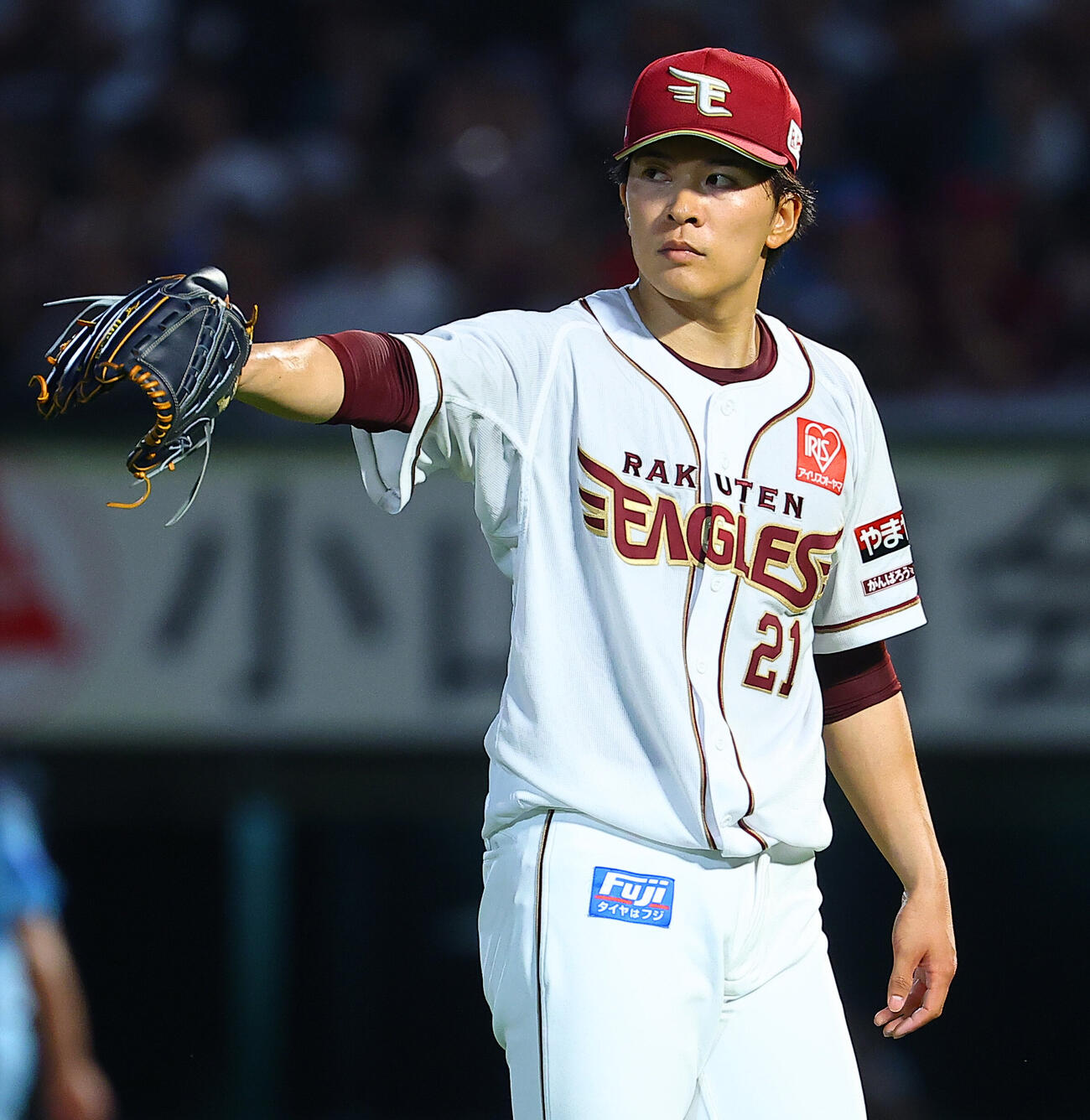 楽天対西武　4回表西武1死一、二塁、古賀悠斗を併殺に仕留め喜ぶ早川隆久（撮影・野上伸悟）