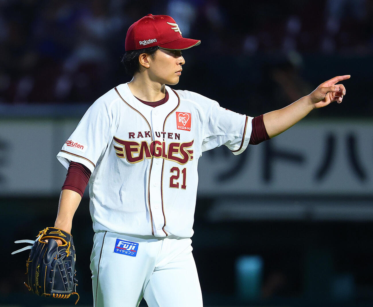楽天対西武　4回表西武1死一、二塁、古賀悠斗を併殺に仕留め喜ぶ早川隆久（撮影・野上伸悟）