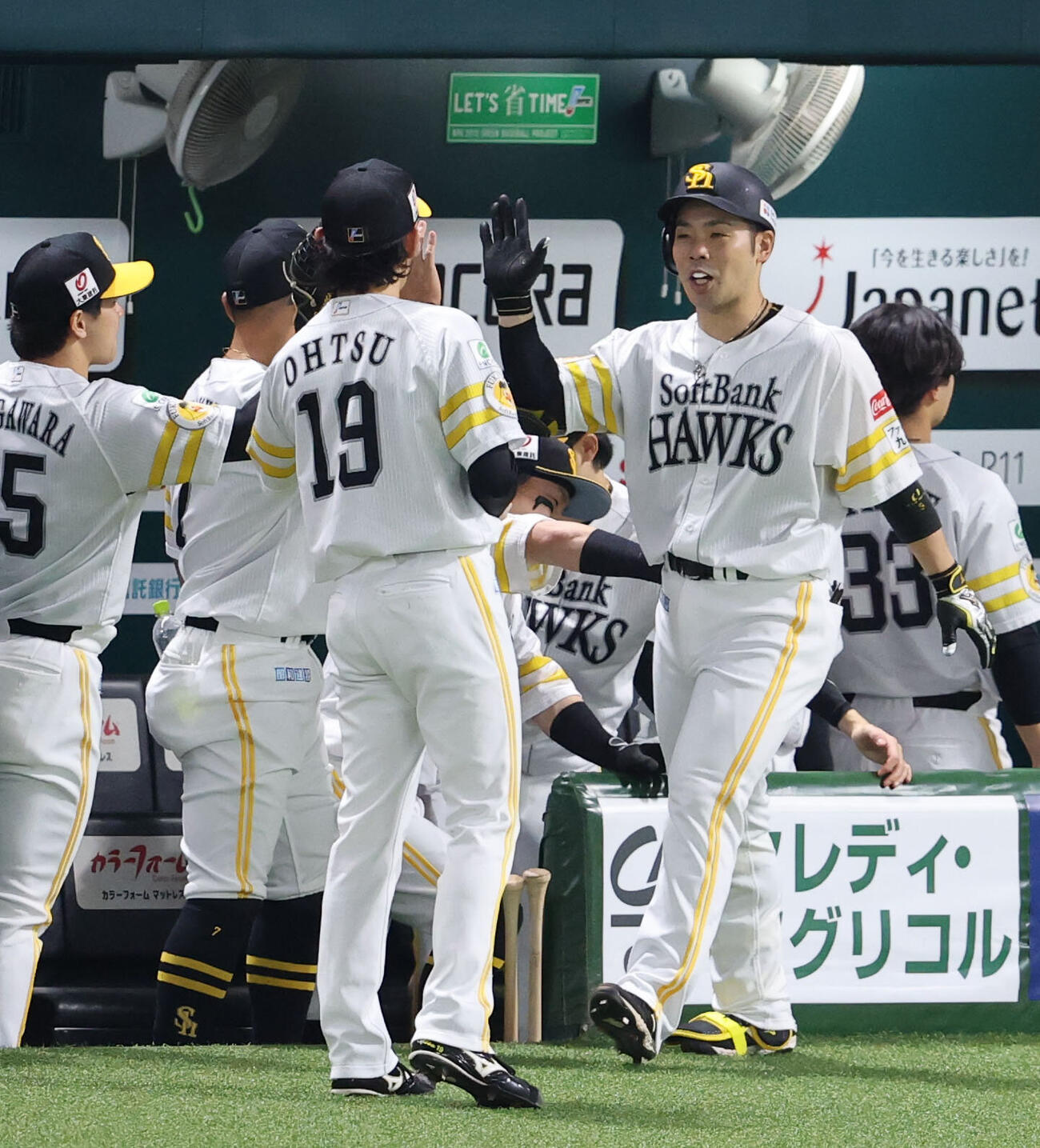 ソフトバンク対オリックス　1回裏ソフトバンク2死、近藤健介は右越えに先制本塁打を放ち大津亮介とハイタッチ（撮影・梅根麻紀）