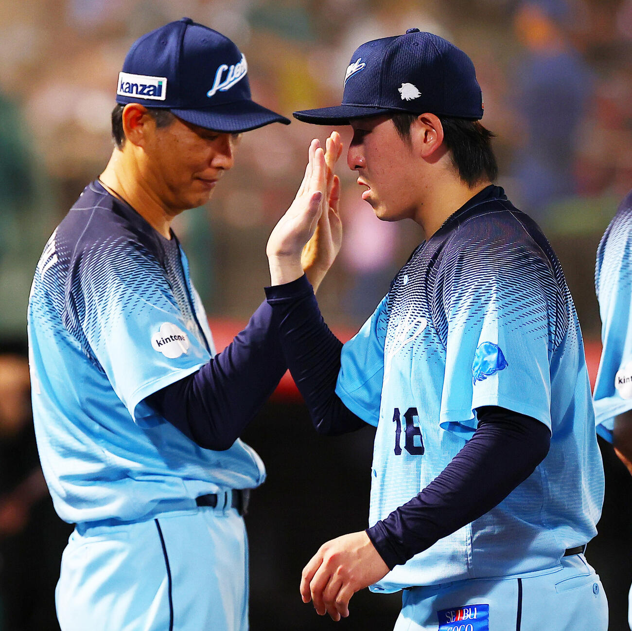 楽天対西武　西口文也監督（左）と勝利を喜ぶ西武隅田知一郎（撮影・野上伸悟）