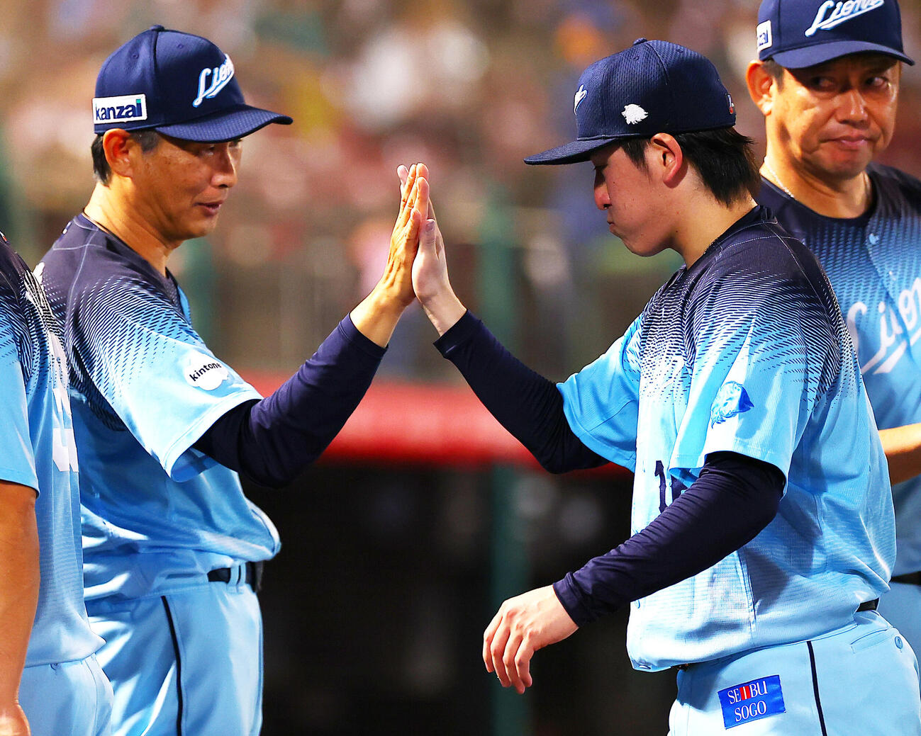 楽天対西武　西口文也監督（左）と勝利を喜ぶ西武隅田知一郎（撮影・野上伸悟）