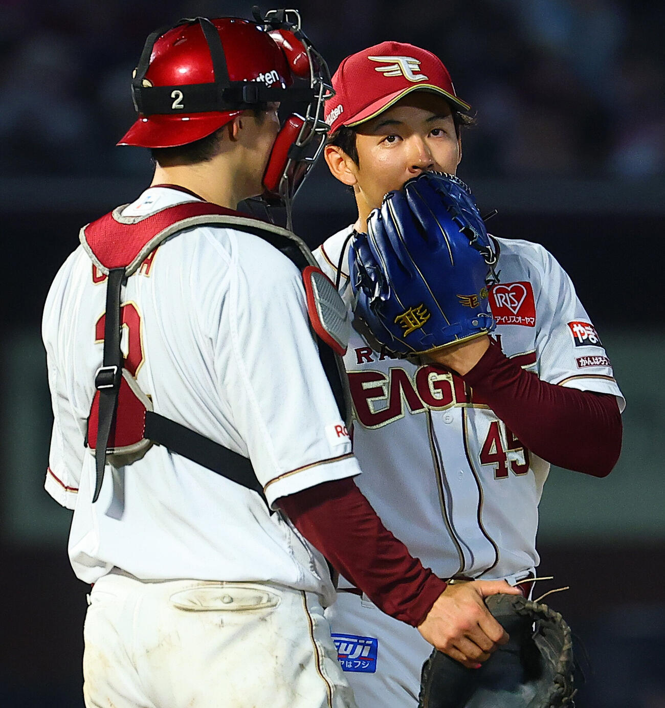 楽天対西武　8回表、マウンドで太田光（左）と話す楽天九谷瑠（撮影・野上伸悟）