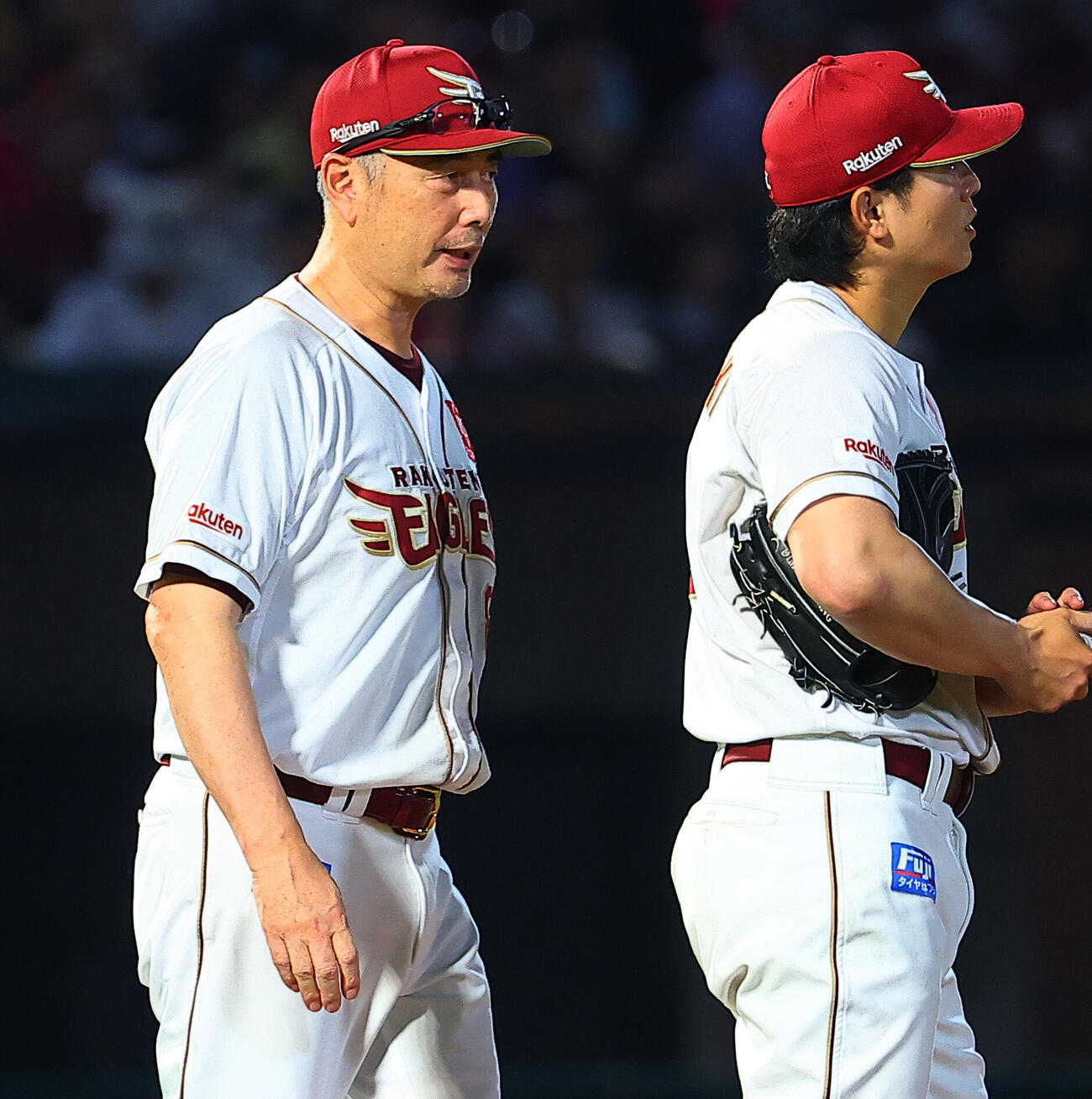 楽天対西武　9回表西武1死二塁、津留崎大成（右）の降板でマウンドで話す吉井理人監督（撮影・野上伸悟）