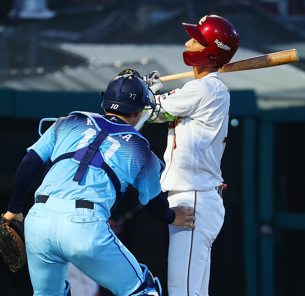 楽天対西武　2回裏楽天2死一塁、空振り三振に倒れる吉野創士（撮影・野上伸悟）