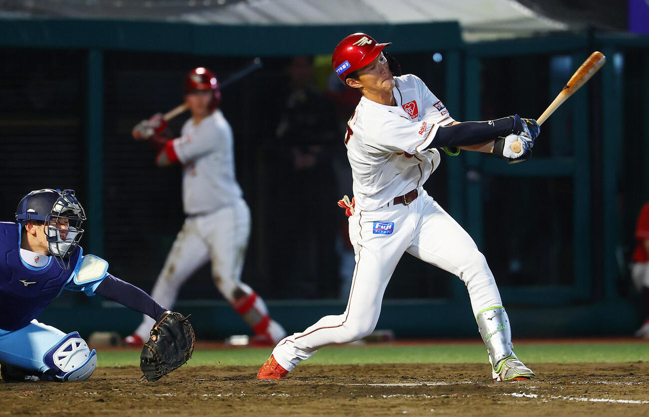 楽天対西武　5回裏楽天1死二塁、空振り三振に倒れる吉野創士（撮影・野上伸悟）