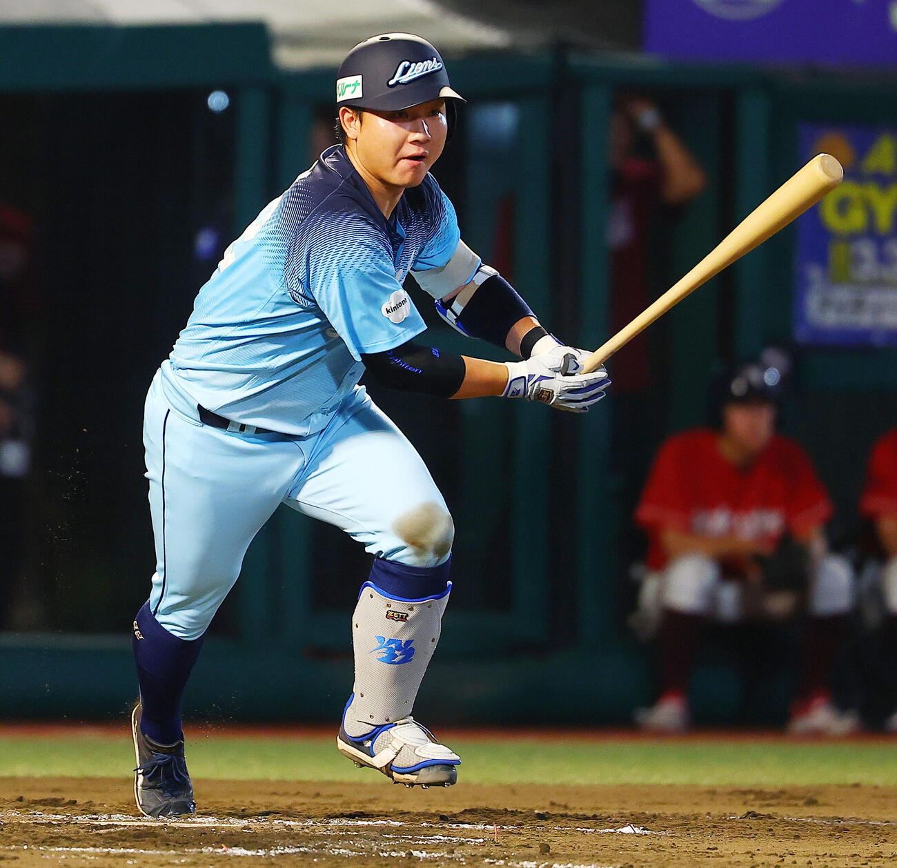 楽天対西武　8回表西武2死一、二塁、先制2点適時二塁打を放つ古賀悠斗（撮影・野上伸悟）